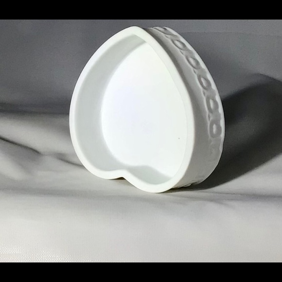 PRECIOUS MOMENTS “March’s Child” heart shape box - Picture 3 of 14